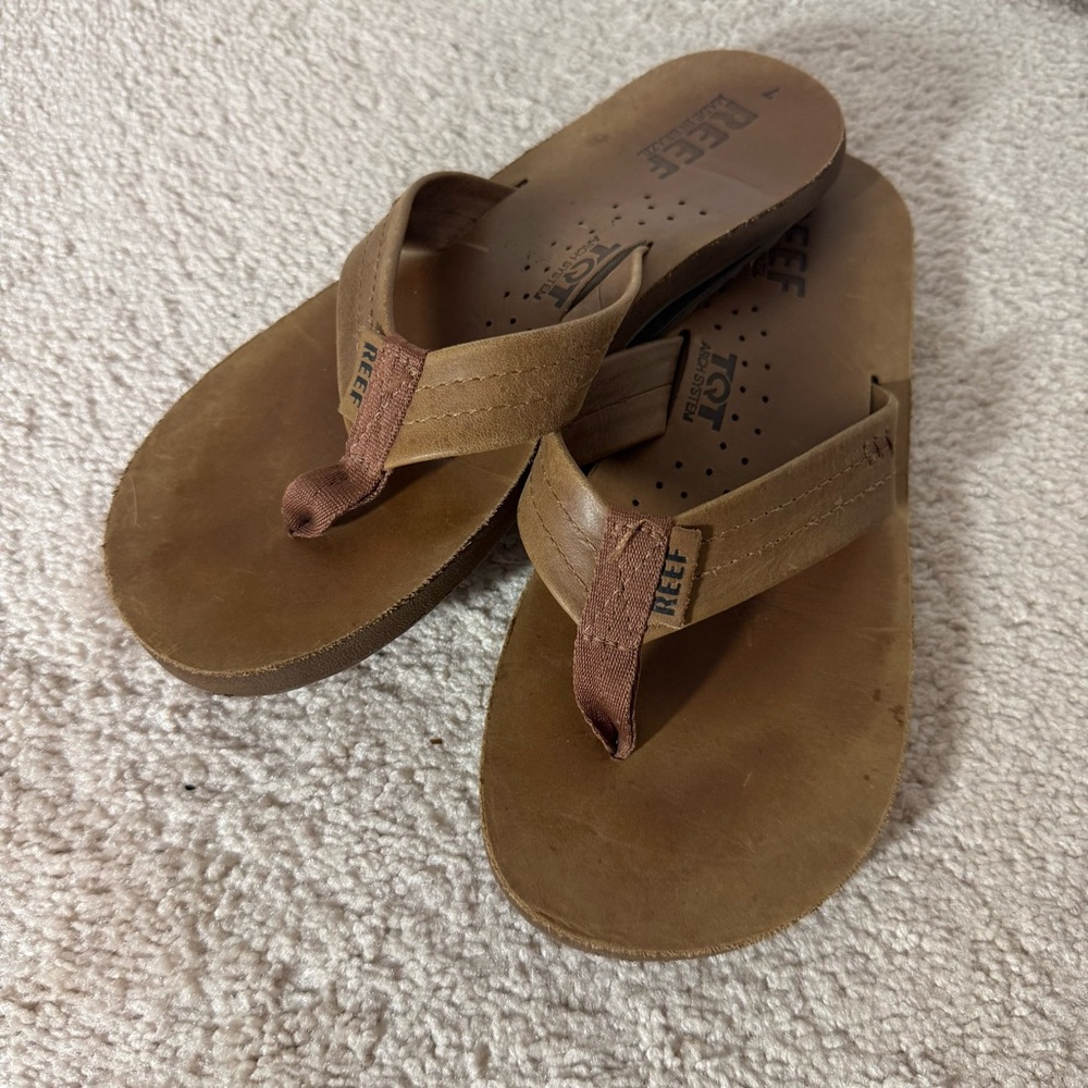 Reef Brown Bottle Opener Flip Flops Size 7 EUC